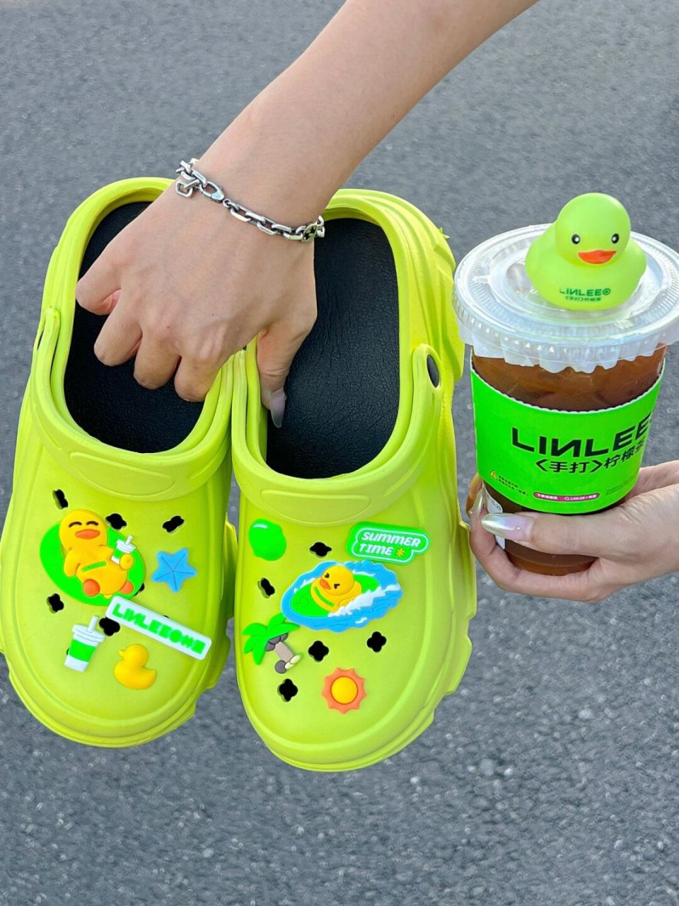 居然送我洞洞鞋01 柠檬茶 洞洞鞋! 也太适合夏天了吧!