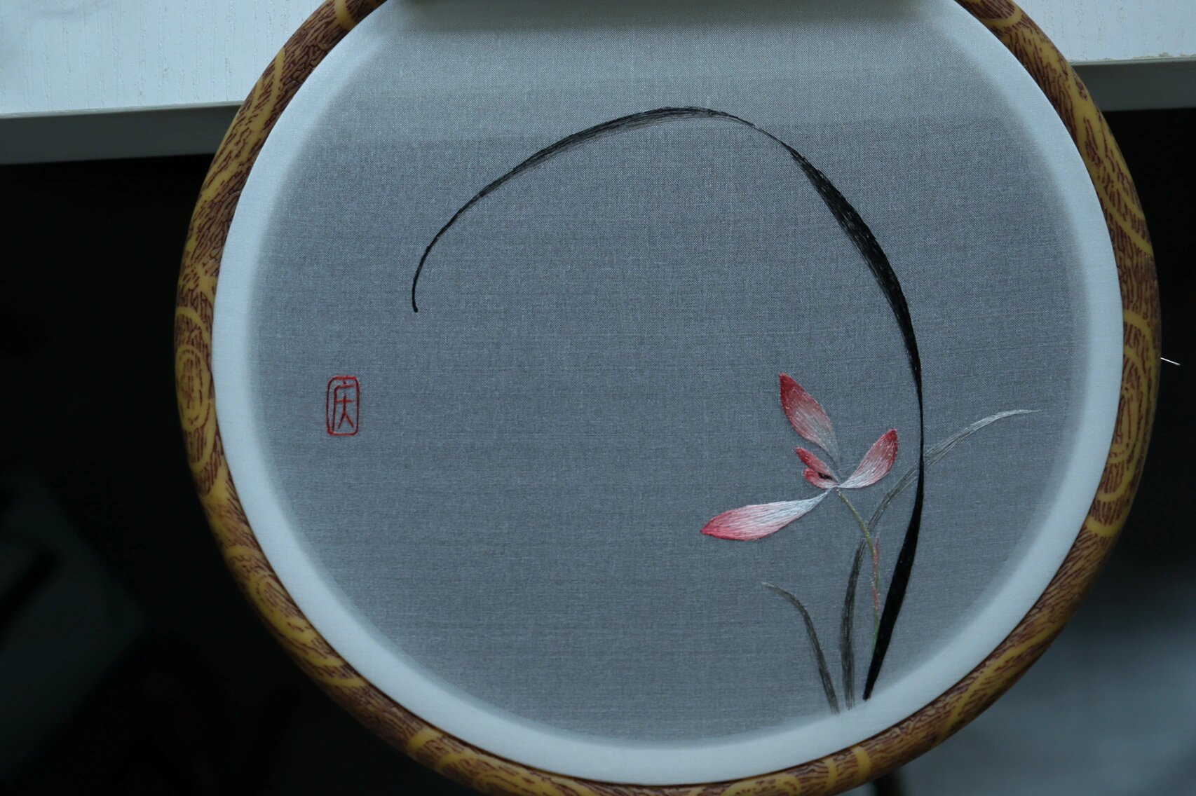 「双面绣」墨兰 创作过程分享 绣水墨题材作品的时候,不能太实也不能