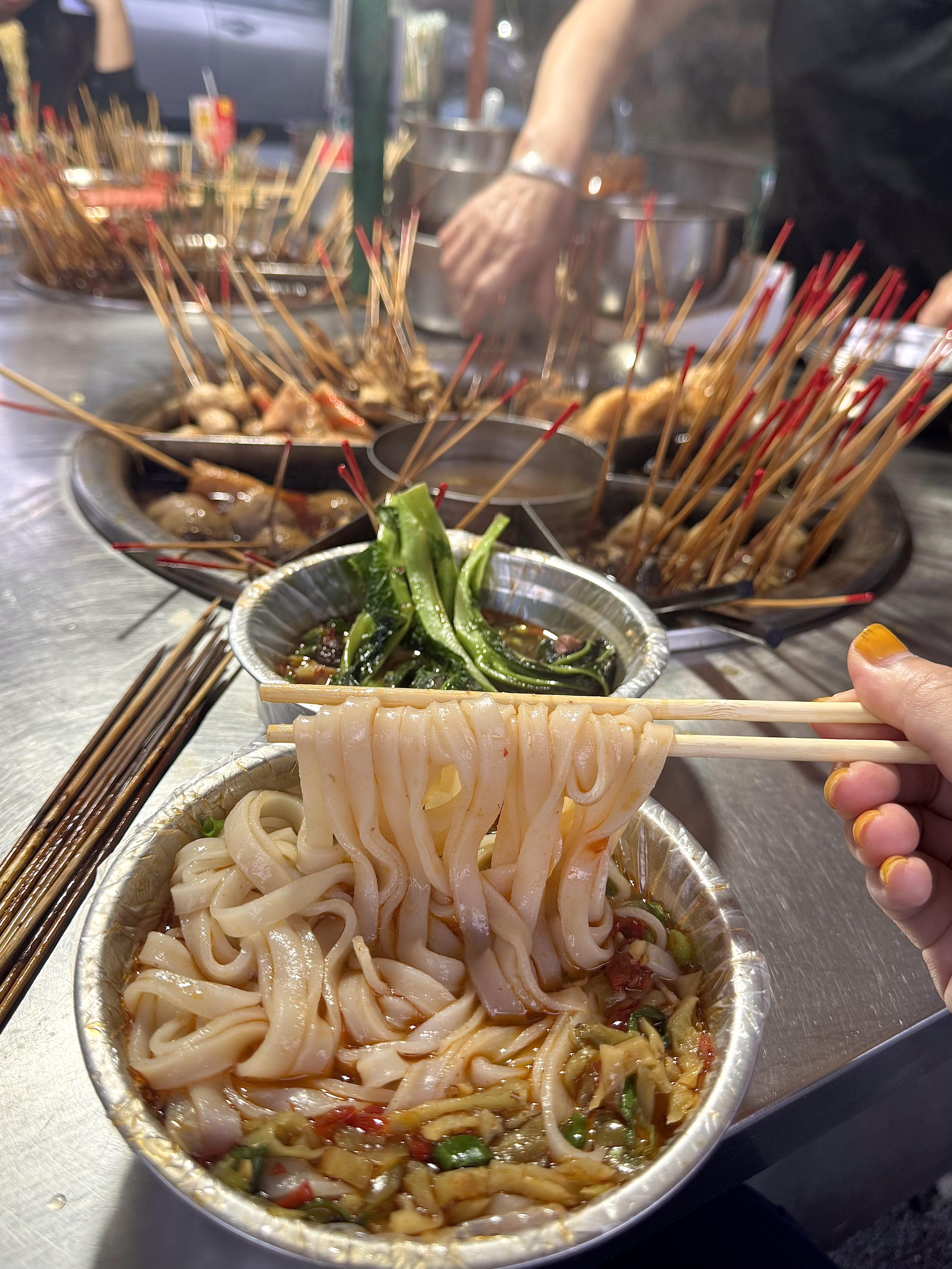 岳阳国大龙柱子这!30 年的老式麻辣烫.🥹