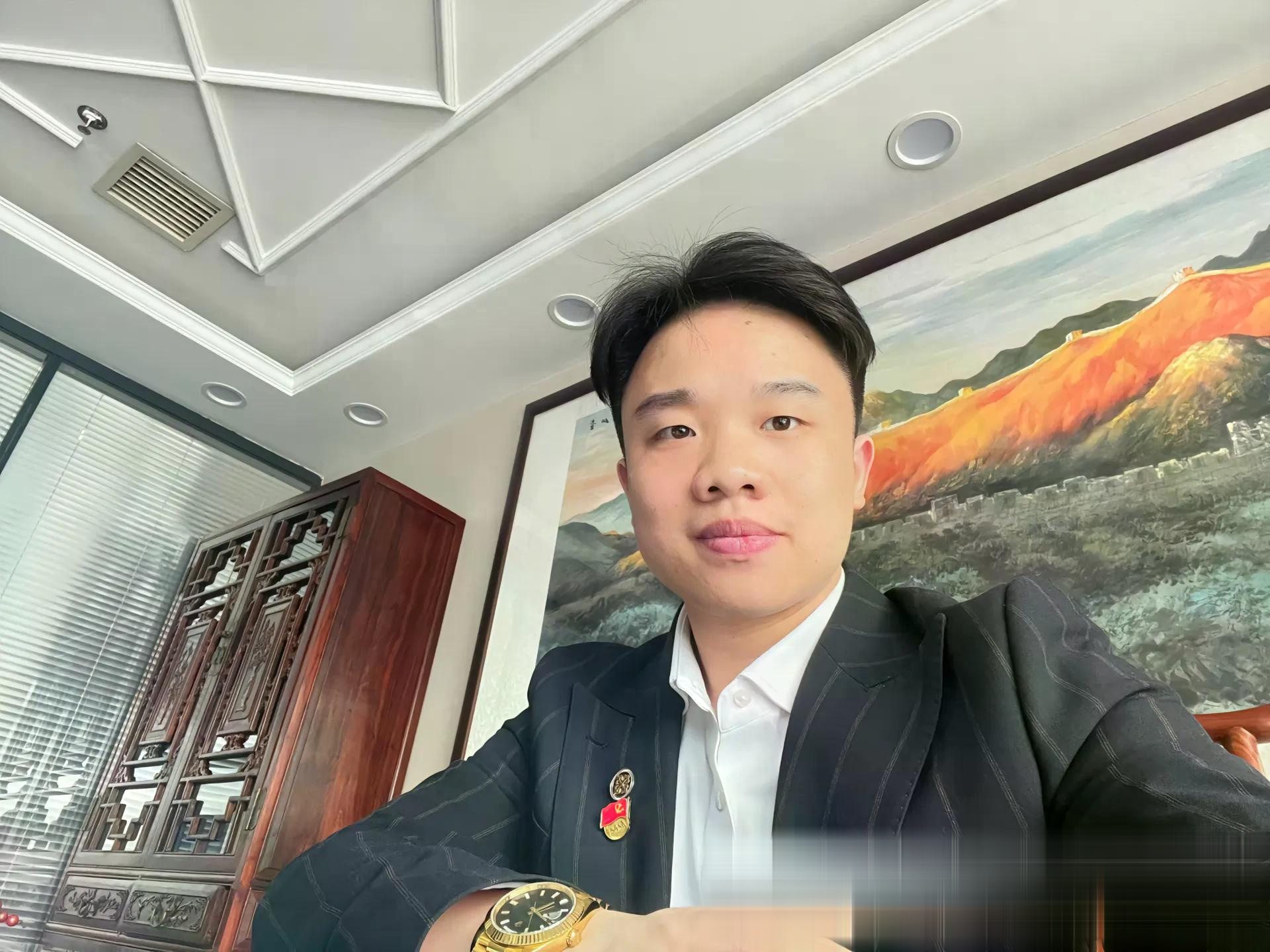 昨天晚上受邀参加了企业家饭局,坐我旁边的是一位从