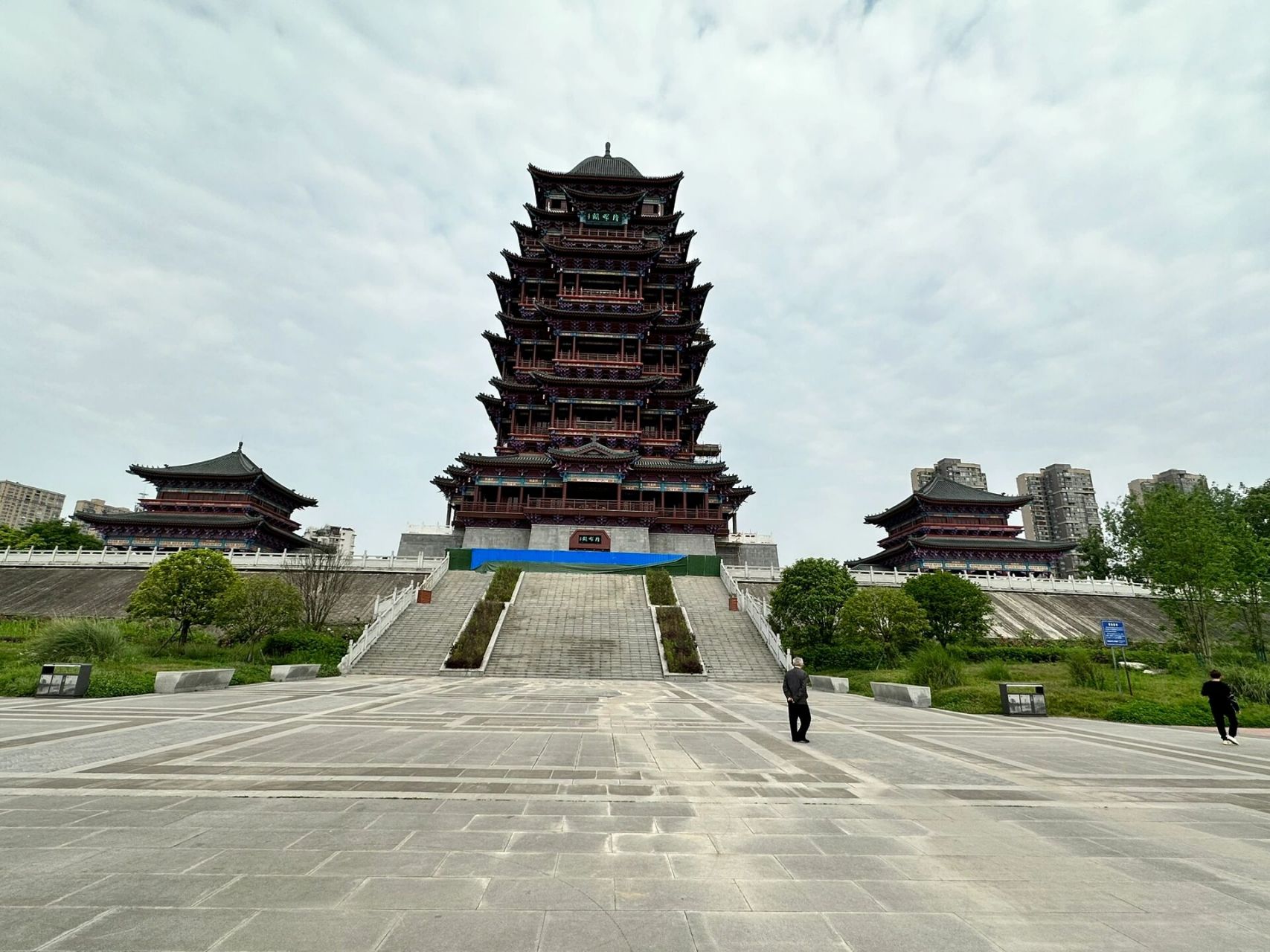 印象中南充市好玩的地方 1,西山风景区爬山,万卷楼-开汉楼2,沿着嘉陵