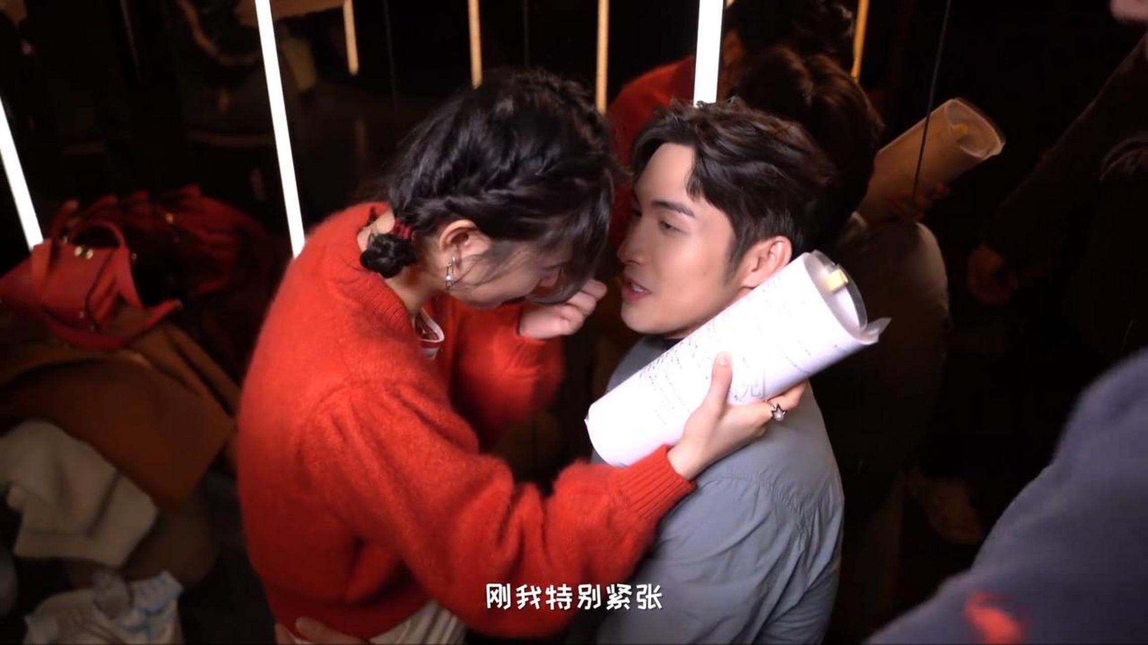 摄影对正在热吻的张彬彬说,"麻烦你们两位照顾一下我!