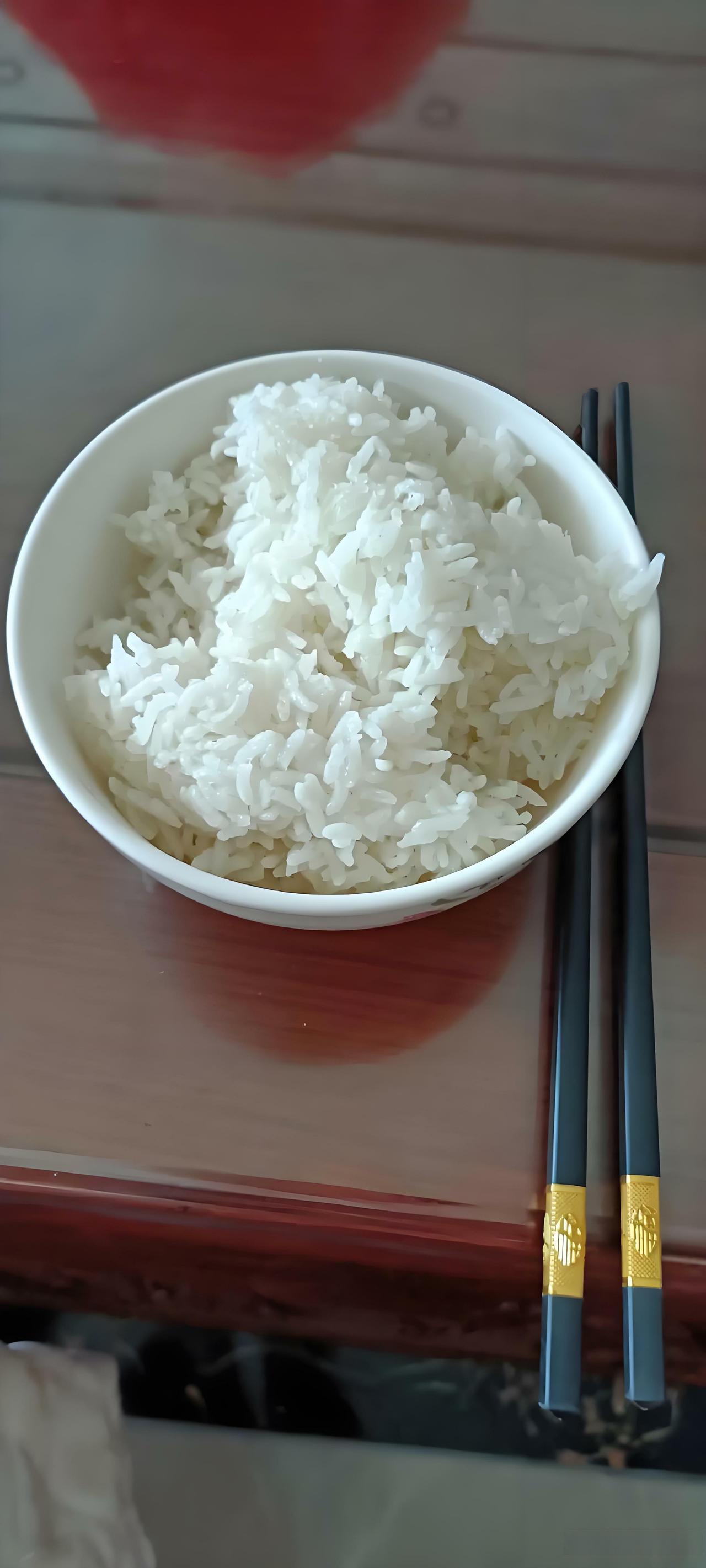 下联:两碗白米饭.诚邀上联