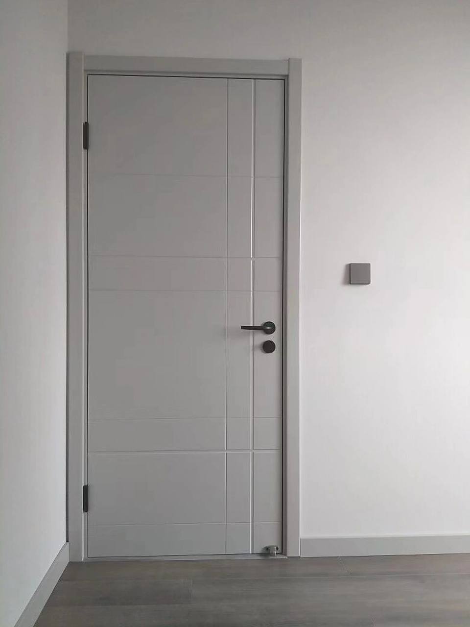 灰色木门搭配同色踢脚线,不迷死人你找我 灰色木门搭配同色踢脚线简直