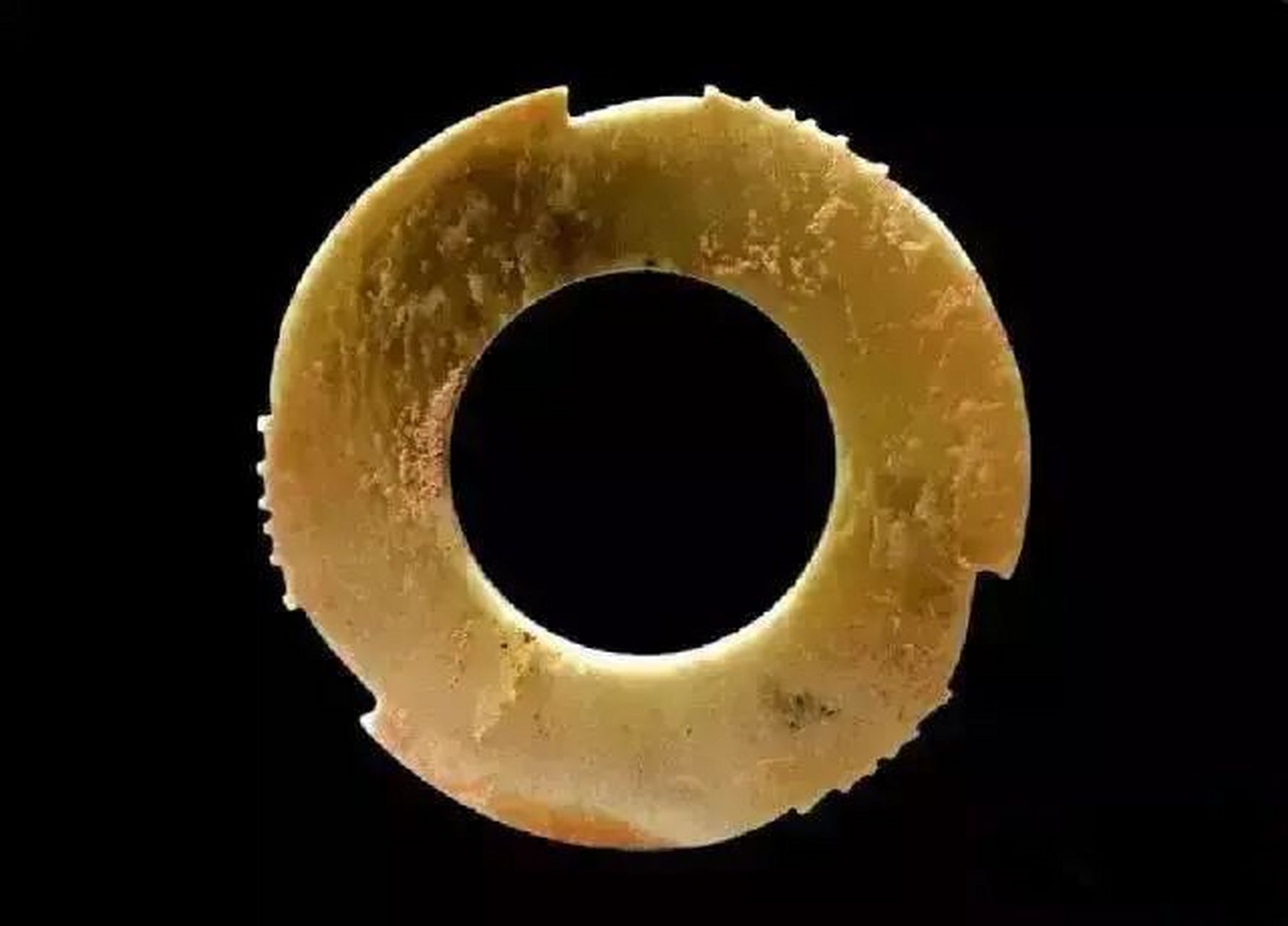 神奇的古玉"冰裂纹" 玉器的冰裂纹,又称"冰片纹"或"开片",是玉器的