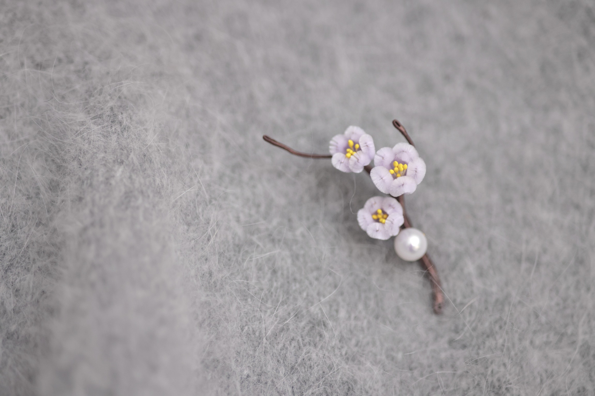 学绒花的第一个正式作品,迷你梅花绒花胸针 是2-3mm的细绒条做成的小