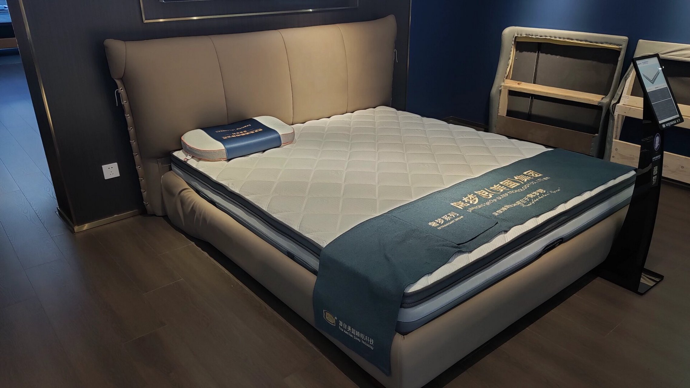 席梦思现代时尚真皮软床 头层黄牛皮 俄罗斯落叶松实木框架 防滑加厚