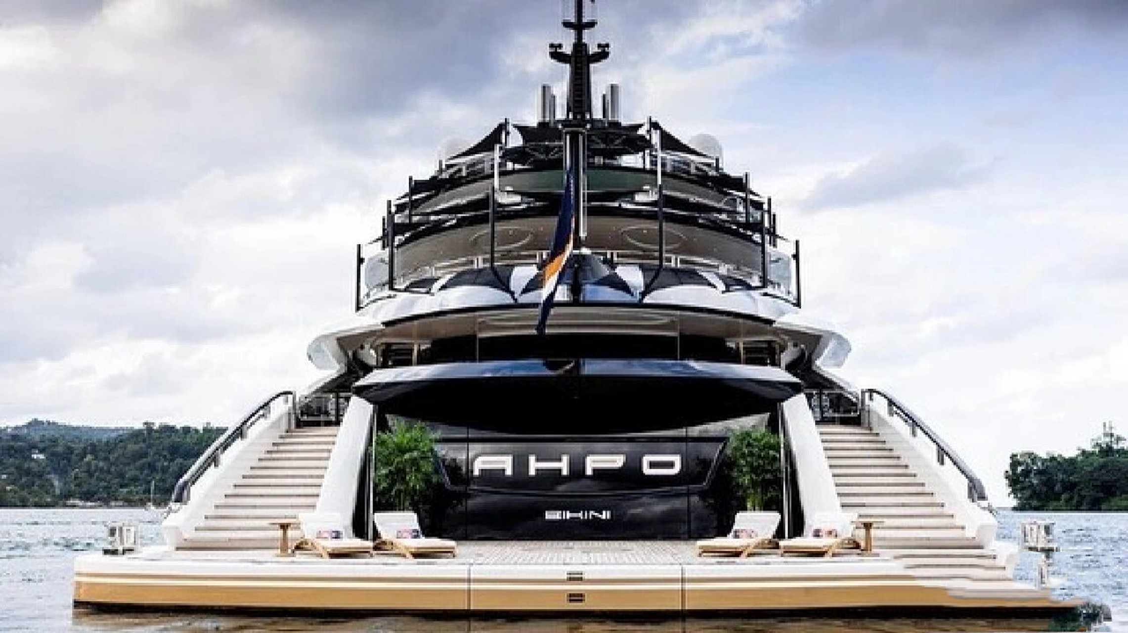 ahpo由总部位于德国的老牌豪华游艇制造商吕尔森制造,全长115.