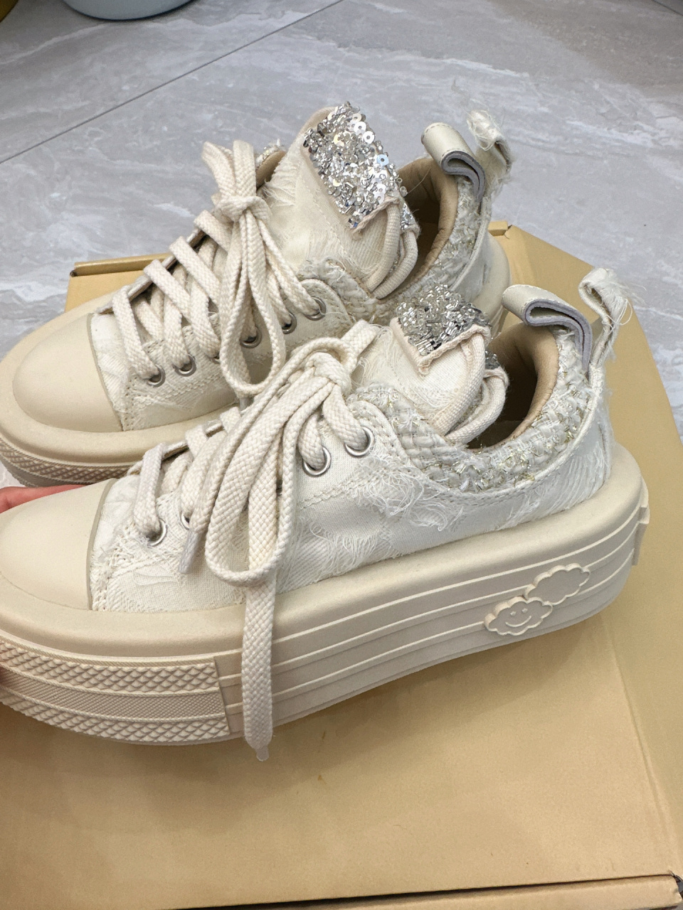 79foreshadow36码 出白色36码 有意s聊  	 已经出啦