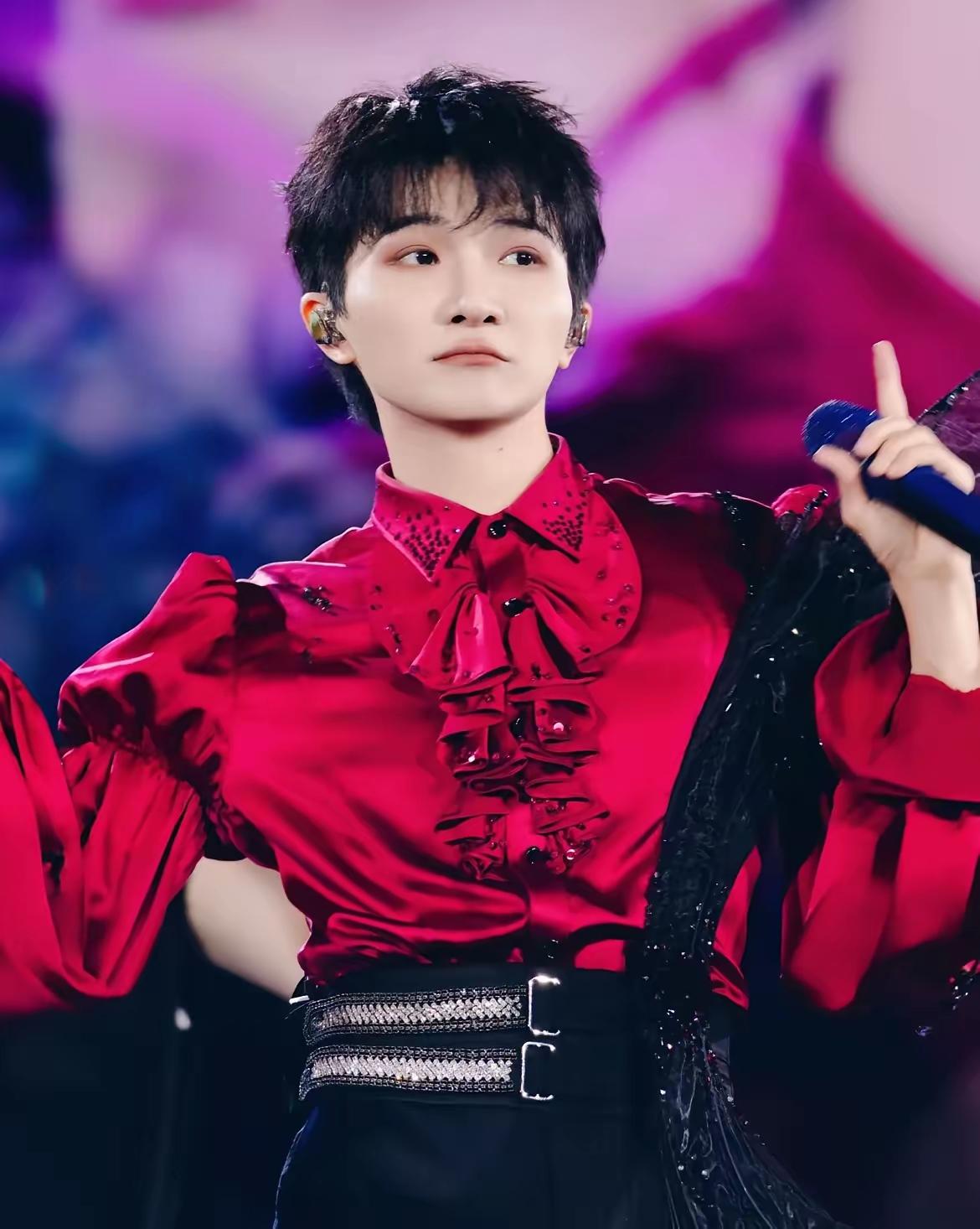 他是歌手不是模特 他很懂包装身高不够就走妩媚路线越小巧越娇宠