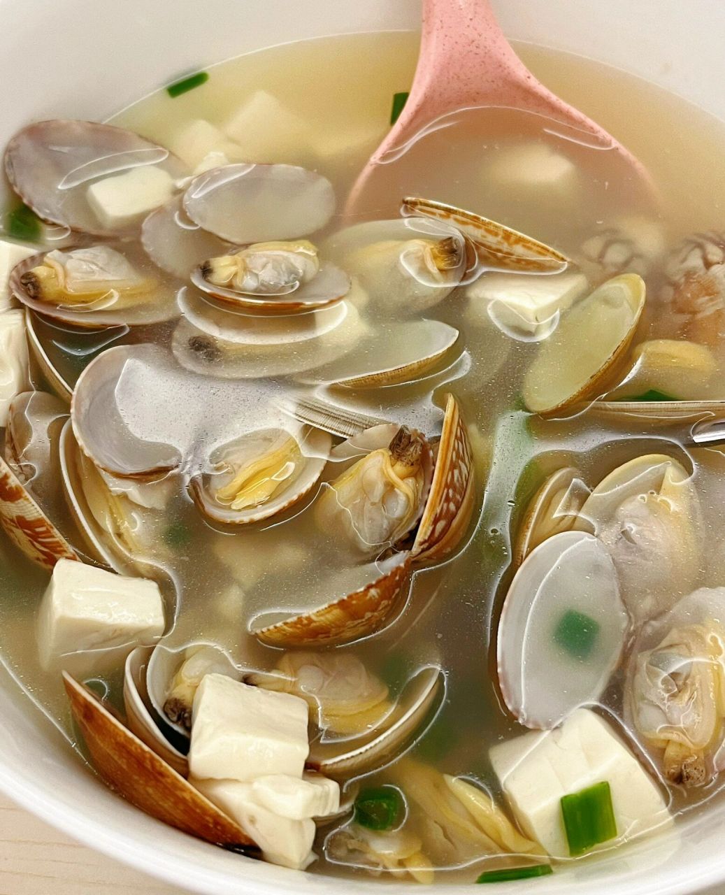 【菜谱回忆录】花蛤豆腐汤 食材: 花蛤350克 豆腐半块 葱姜料酒 	 1