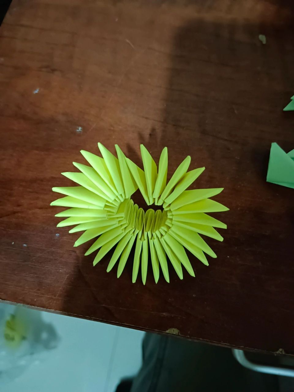 三角插叠菠萝教程分享 网上买的折好的三角插,黄橙绿三种颜色,如果买