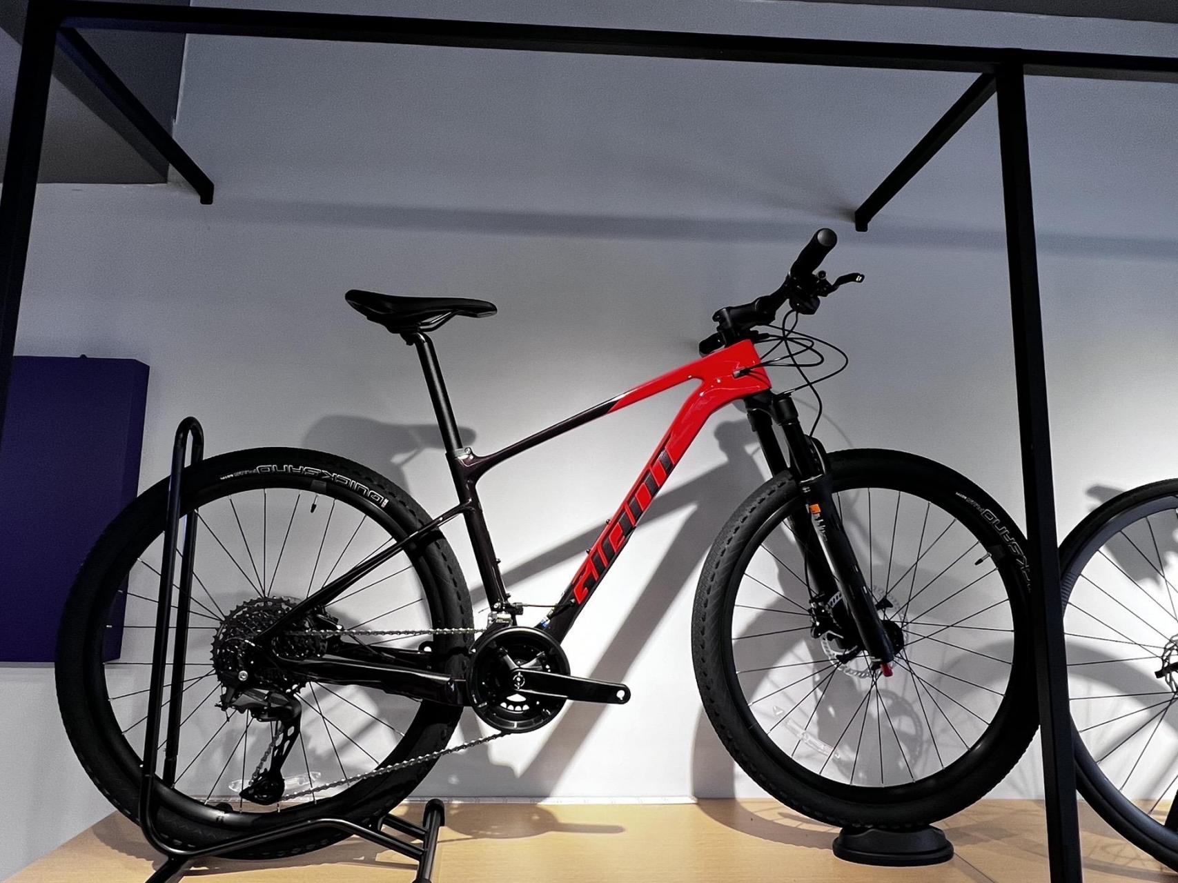 捷安特一万块最值得买的xtcadv3全车碳纤维车架,气压前叉,禧玛诺22速