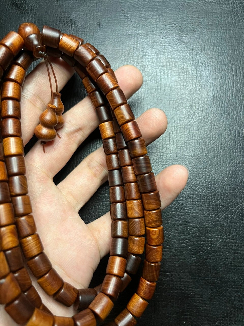 天然太行崖柏黑油手串的特点 黑有料是崖柏手串中比较受欢迎的一种