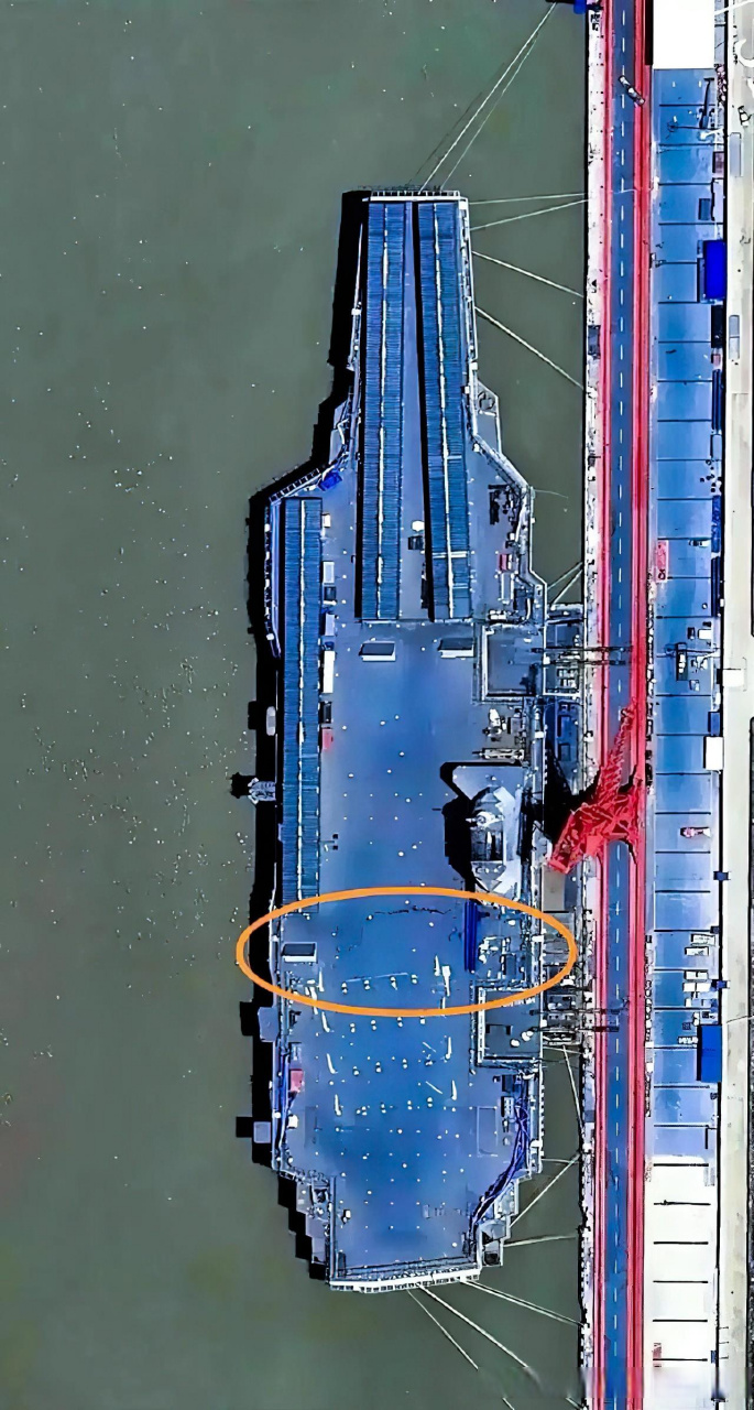 最近鹰酱间谍卫星拍到一张兔子家003福建舰,照片显示甲板貌似有个阴影