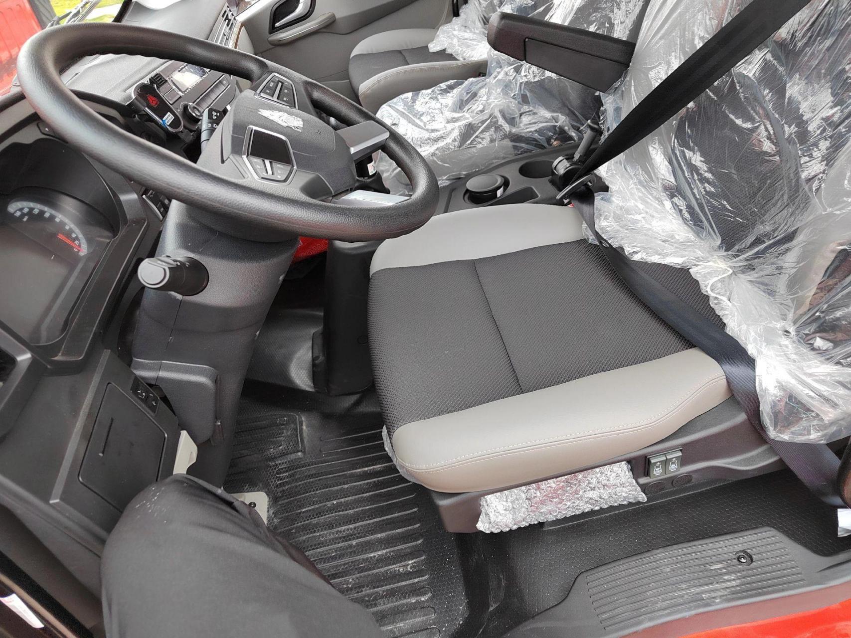 内饰美如画,四点悬浮,电动翻转驾驶室,真皮座椅加气囊,前后超大储物盒