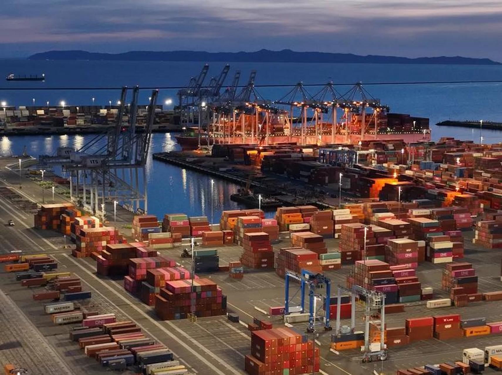 洛杉矶和长滩港口因劳动力短缺而关闭,美国最大的海上贸易门户.