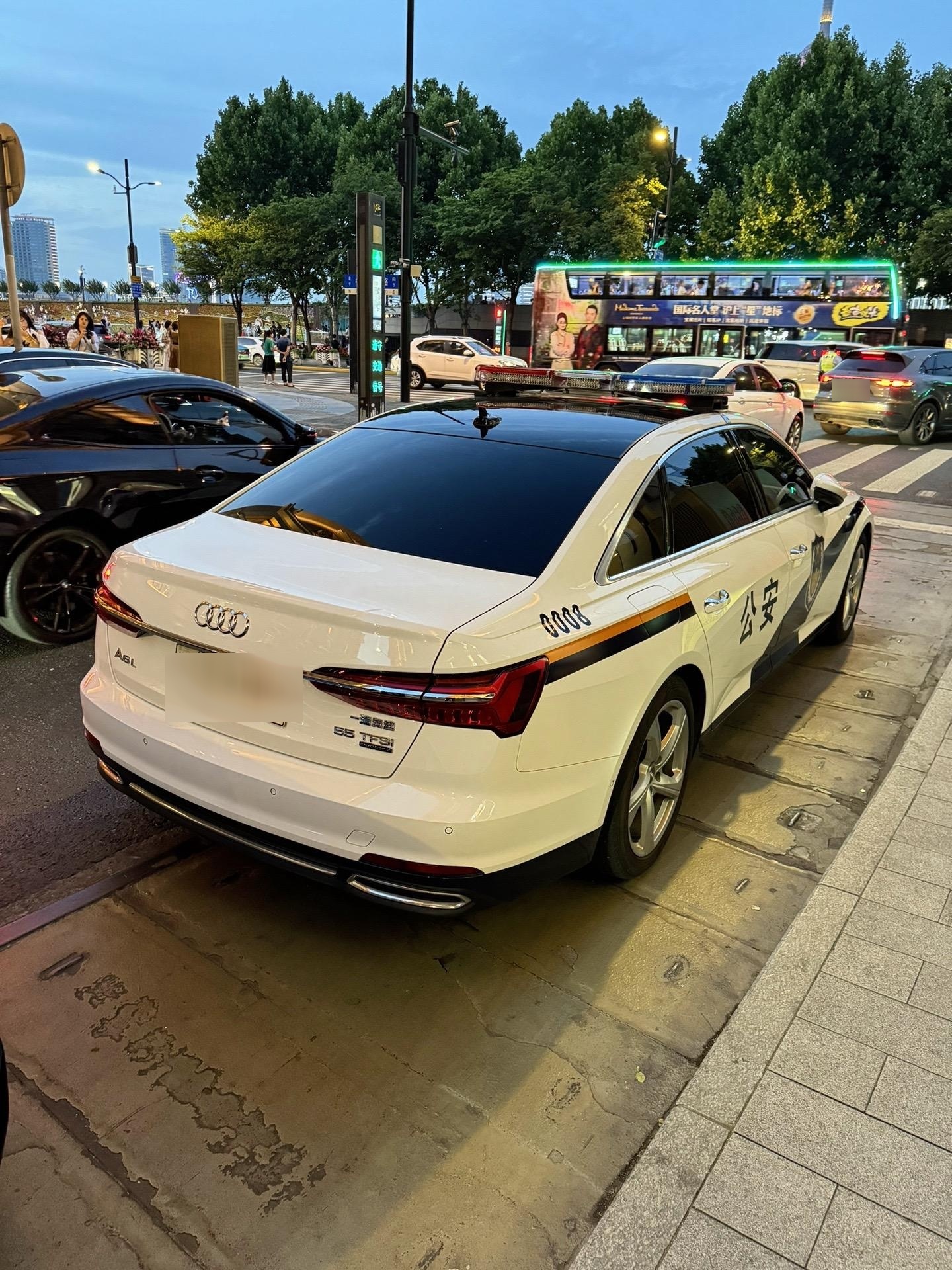 上海警车配备奥迪a6l车型