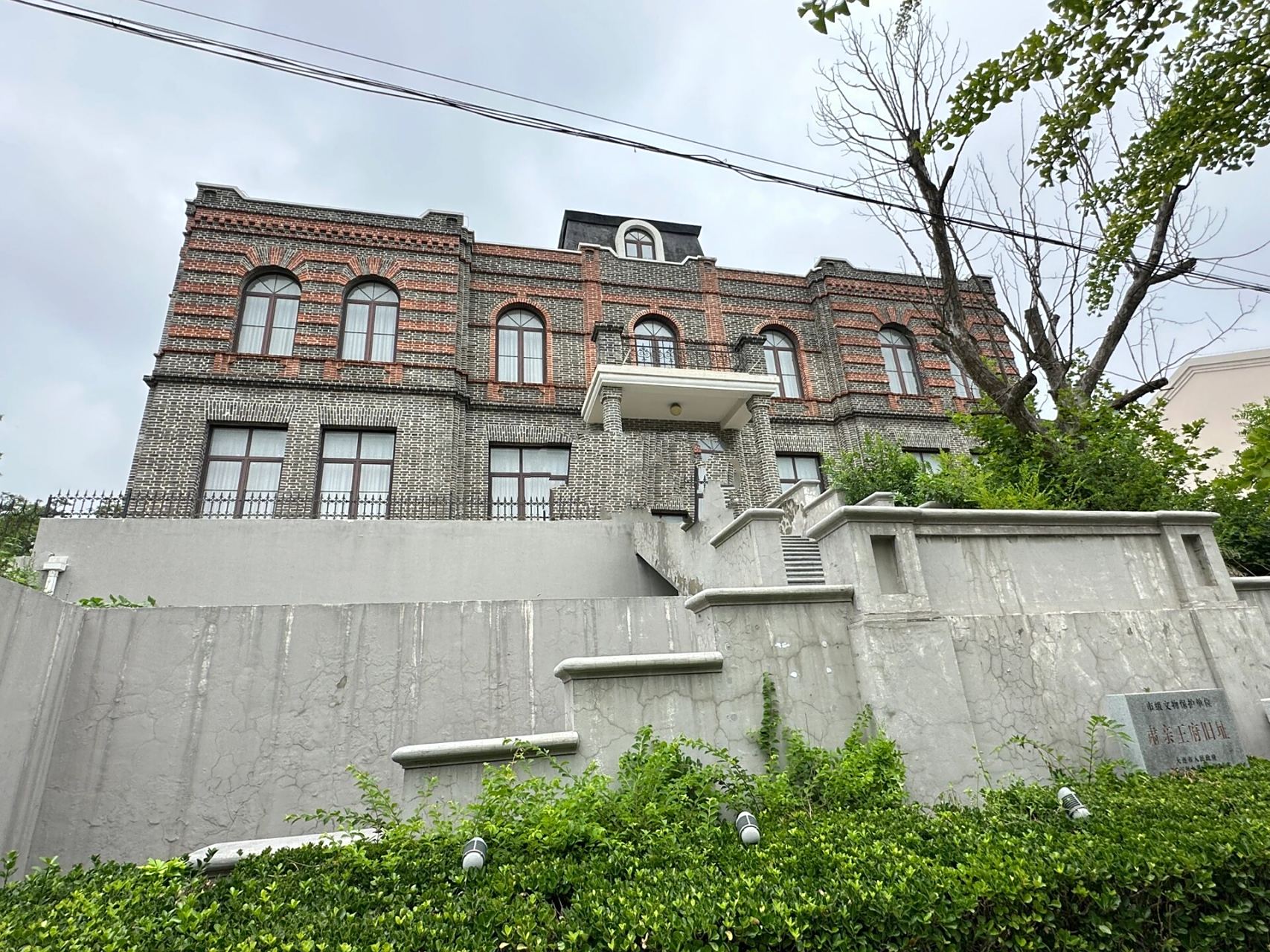 肃亲王旧址 肃亲王府位于大连市新市区新华大街9号,为砖石结构俄式二