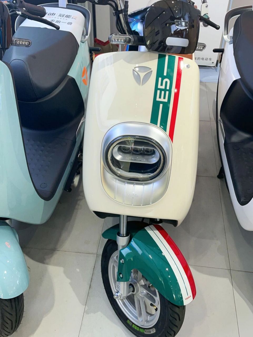 雅迪e5到手 因为欧派骑了三年 老是坏 车胎补过好多次 换过两三次