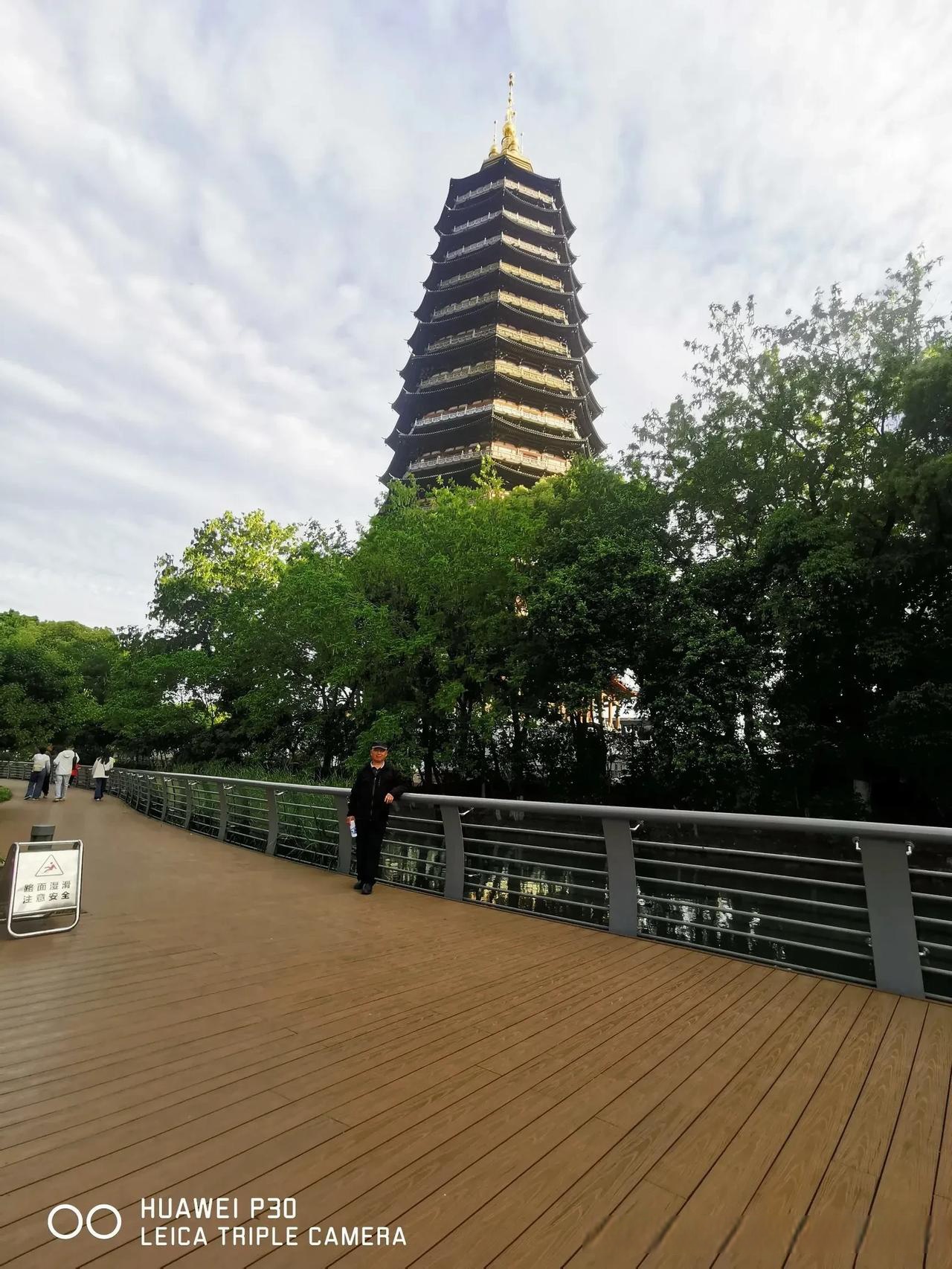 红梅阁和文笔塔是红梅公园中的标志性建筑
