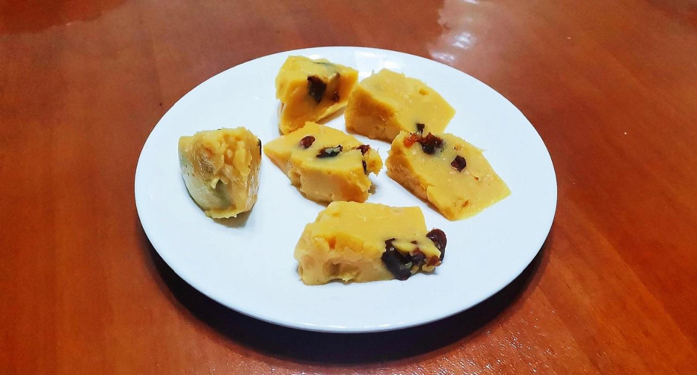 澄沙糕(豌豆糕)制作方法 1,脱皮的豌豆和水按1:2的比例放入高压锅中