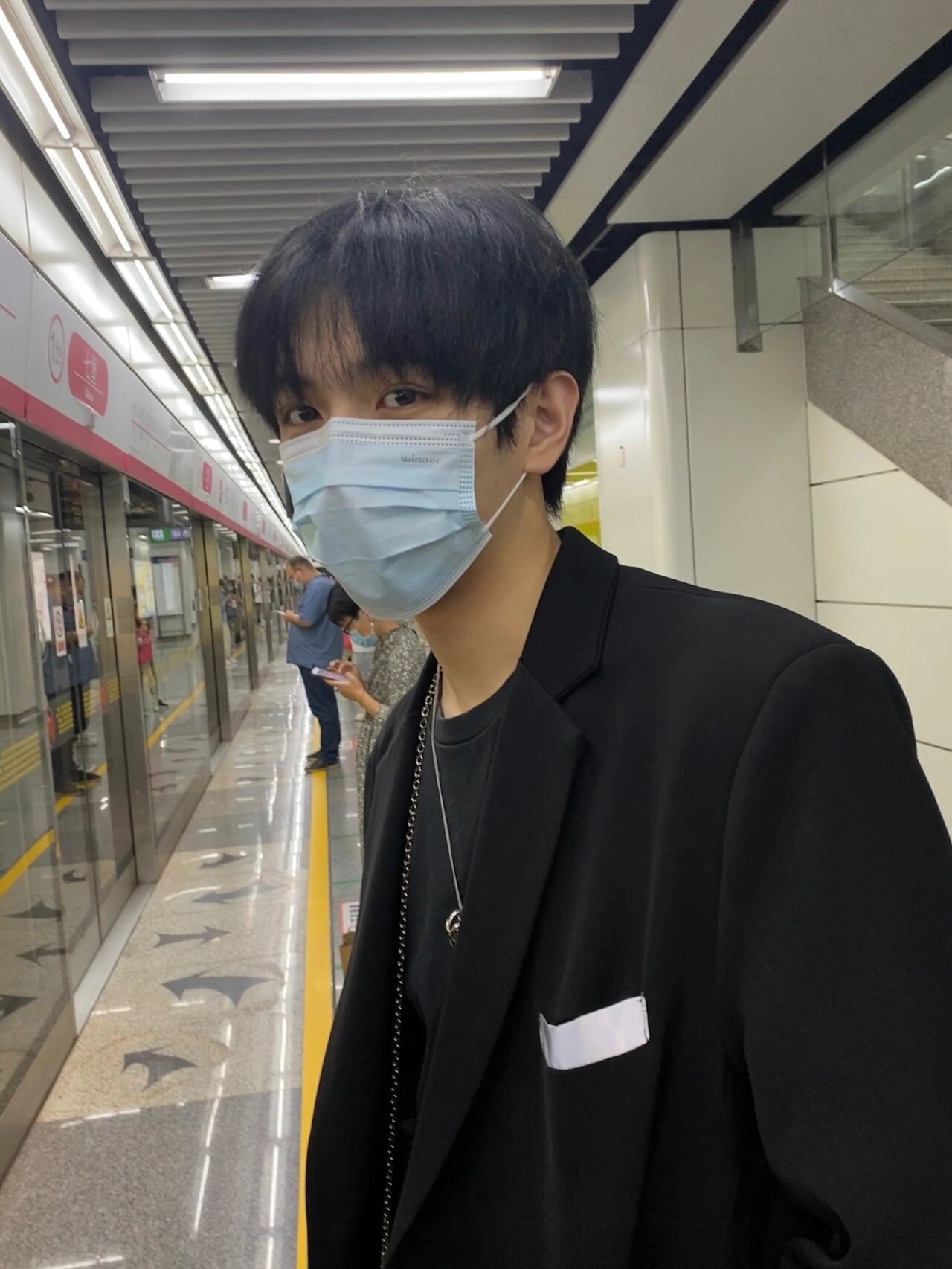 带着口罩就是帅哥