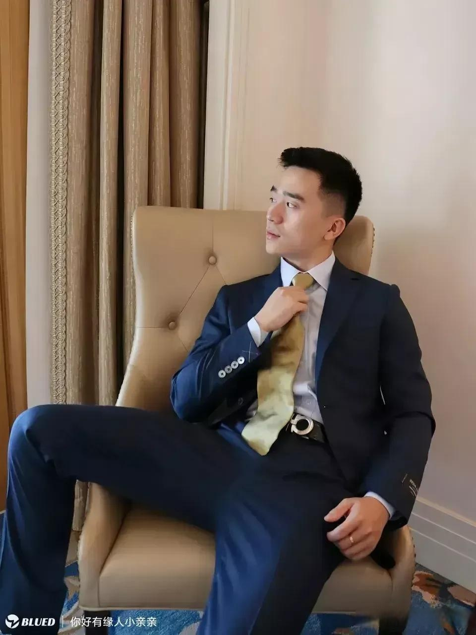 一生的故事,已经开始…… 帅气大叔正装 穿西装搜一品男 你喜欢穿正装