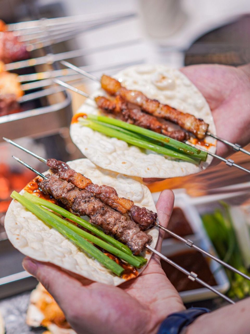 最近天天被淄博烧烤卷饼霸屏了 终于在深圳也能吃上啦 卷饼烤的特别香