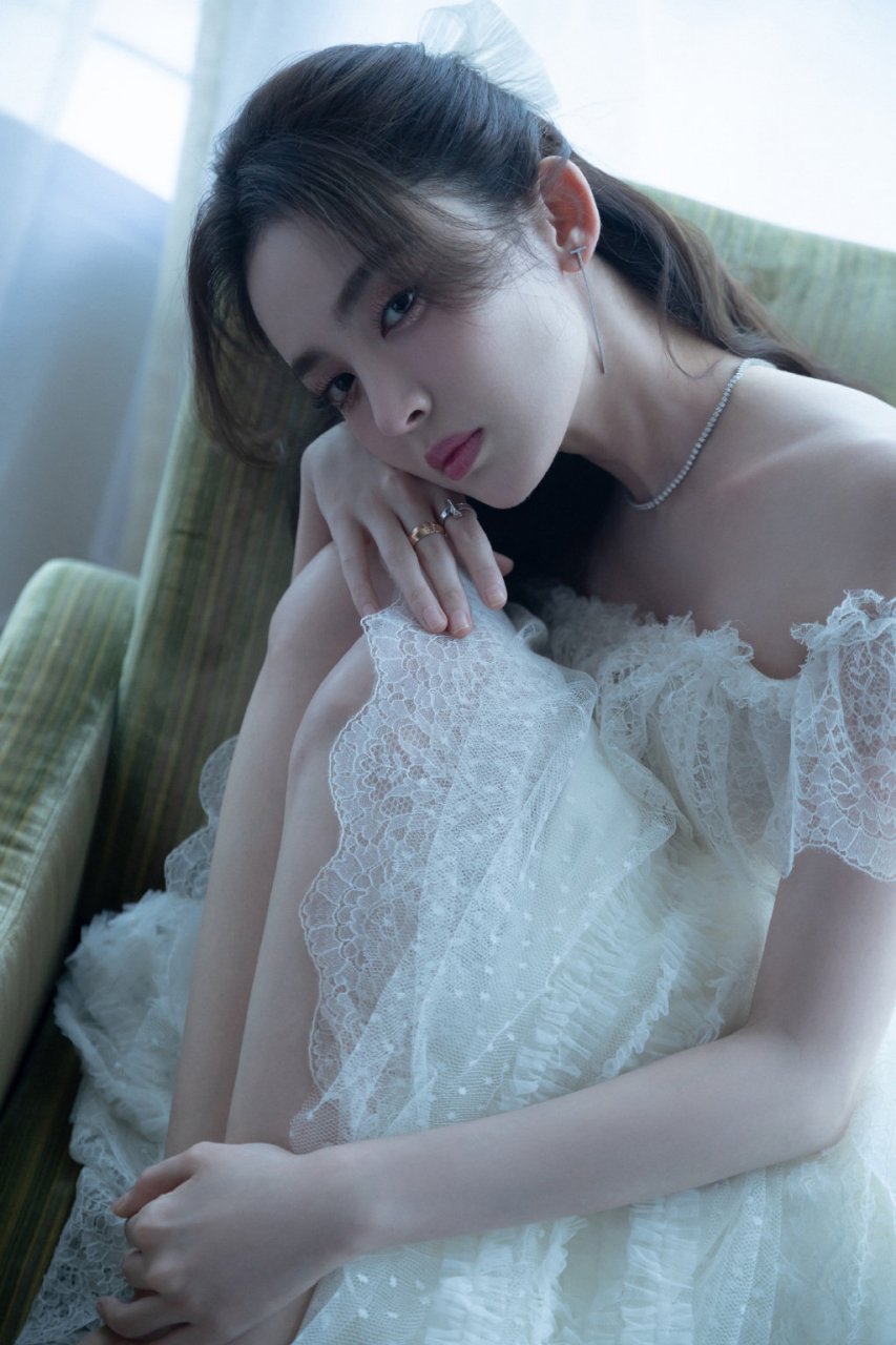 古力娜扎:温柔婚纱照,神秘又美丽