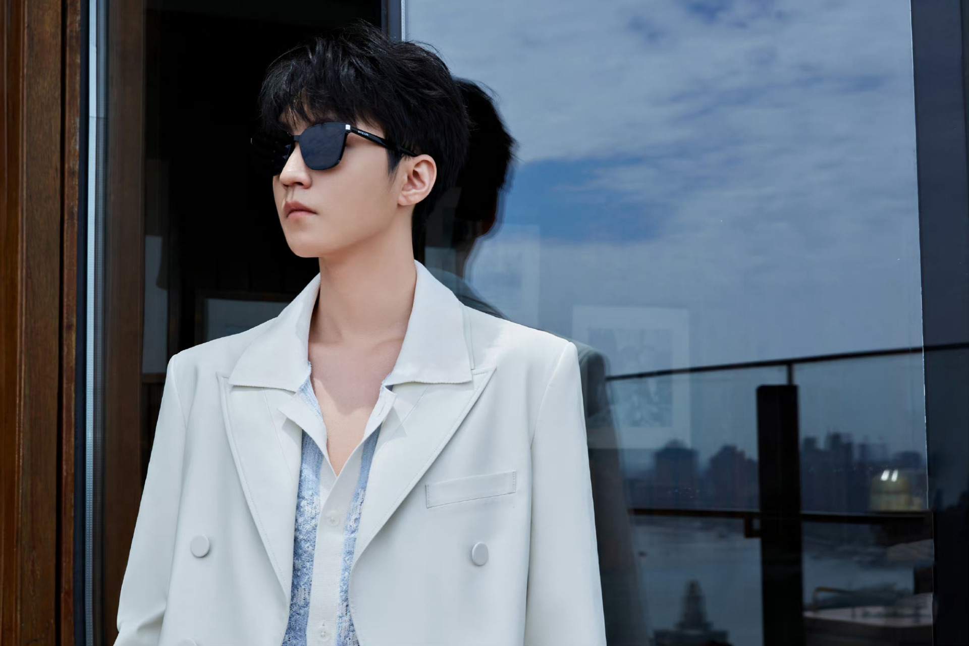 王俊凯白西装墨镜造型#   王俊凯能不能多戴眼镜97墨镜9815啊!