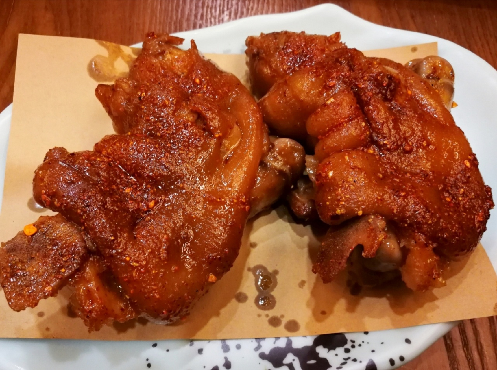 最好吃的烤猪手 状元阁真是相当火爆 几点去都排队 上串的速度都供不