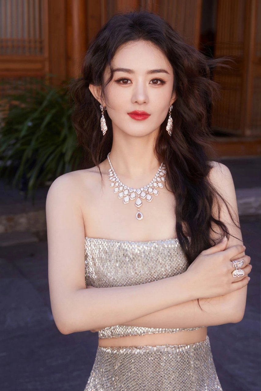 赵丽颖今晚活动造型穿搭美爆: 身穿ashi高定礼服 成为国内首位上身