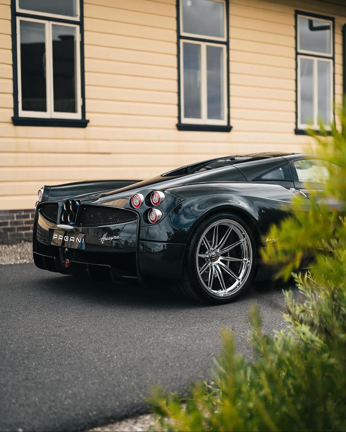 pagani huayra是一款由意大利跑车制造商帕加尼于2011年推出的超级