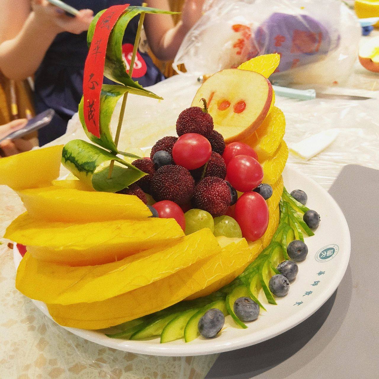 水果拼盘大赛第一名 毕业之后打算到ktv上班了05