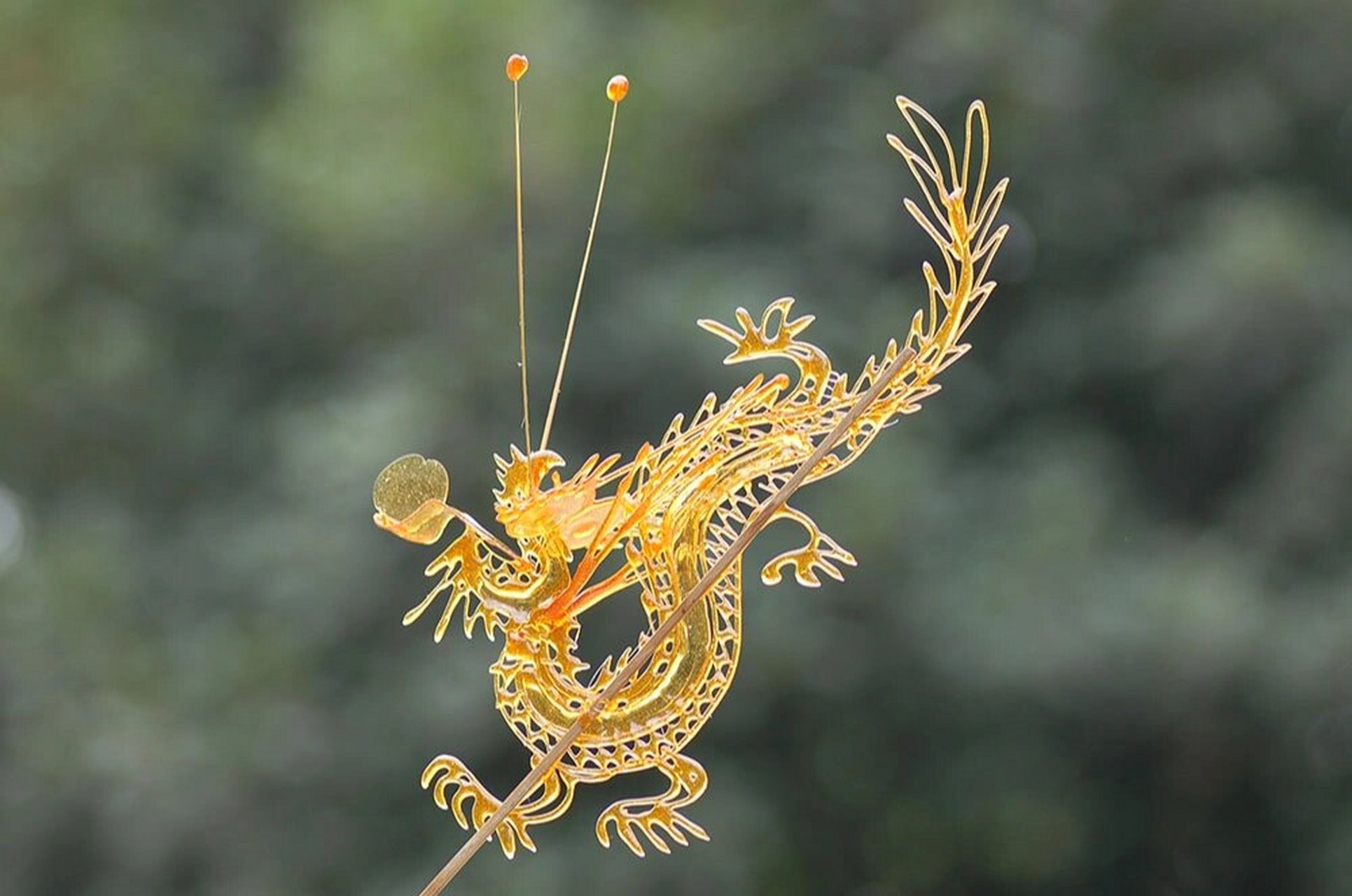 炉子正"咕噜咕噜"熬着糖浆,面前摆着一块石板和转盘.