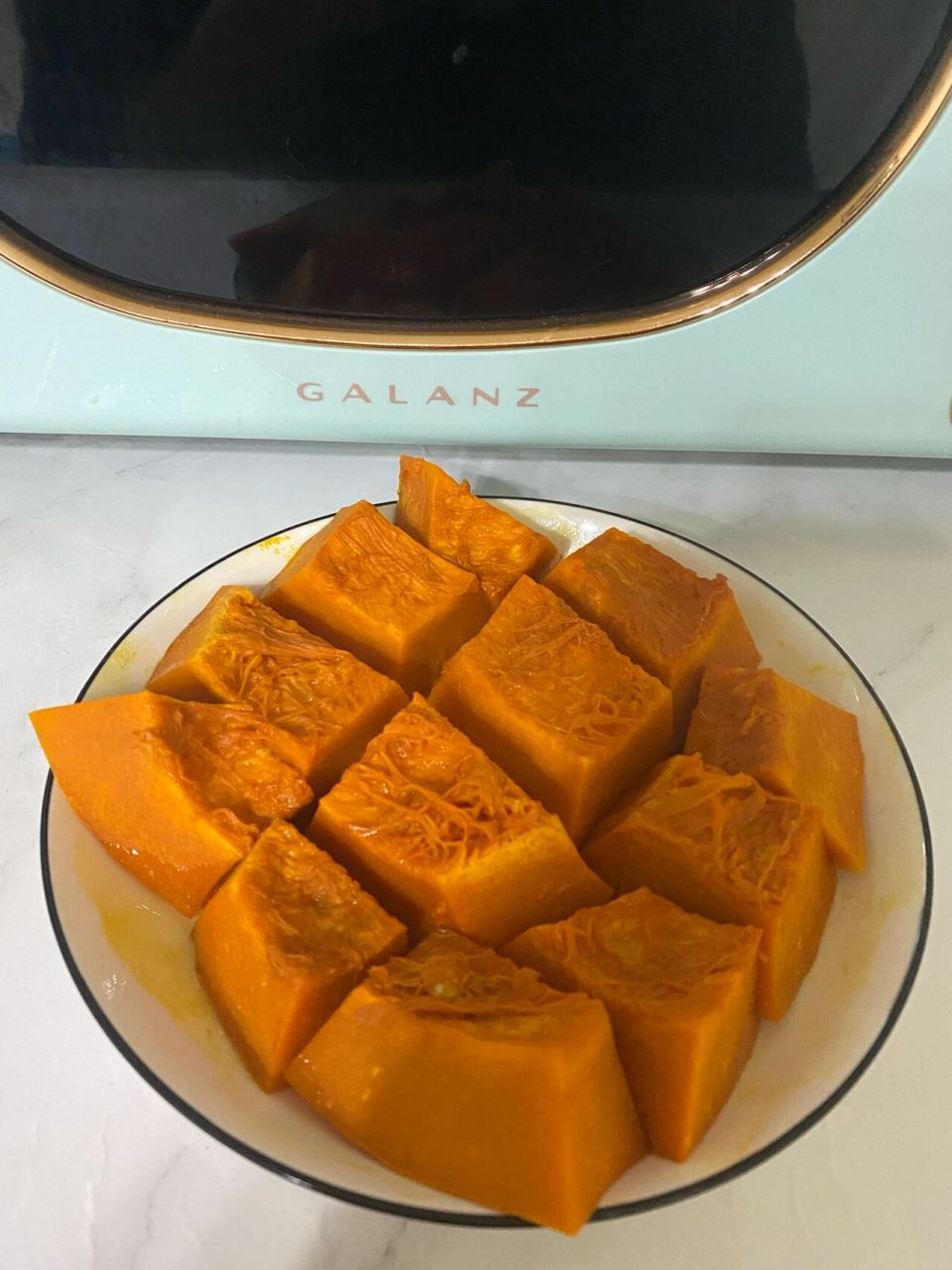 今日晚餐,微波炉蒸南瓜 今天就来简简单单吃个蒸南瓜吧 首先准备好一