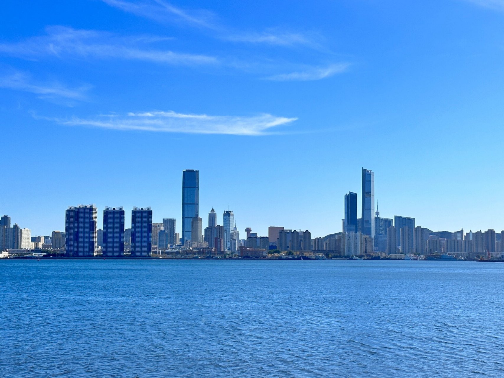 5号线坐到梭鱼湾南站,b出口出站马路对面就是钻石湾滨海公园,大连船舶