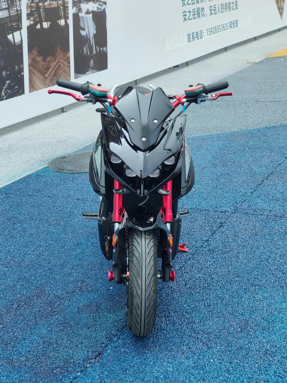 黑色的:小猴子电摩m6  只充电不烧油麒麟车头帅的p爆  1200公里不到