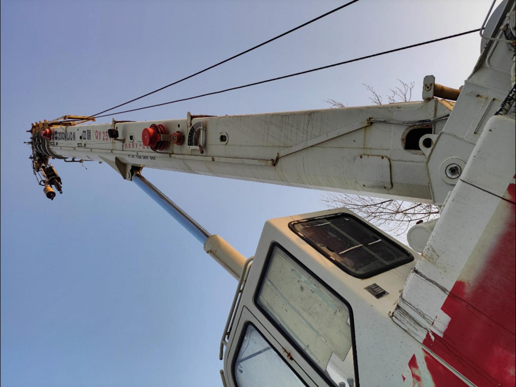11年中联25v5吊车,25吨,国三五节臂推杆操作,正常干活车,车况没问题无