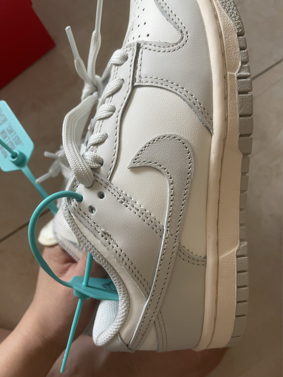 今天收到从得物上买的nike dunk low骨白,发现两只鞋子不一样,就去找