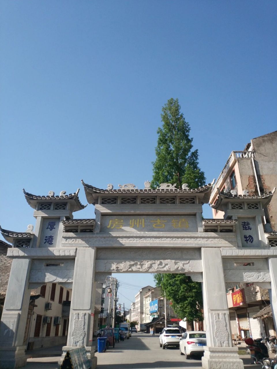 这里还有少数居民居住,就是感觉有些萧条,无人问津.