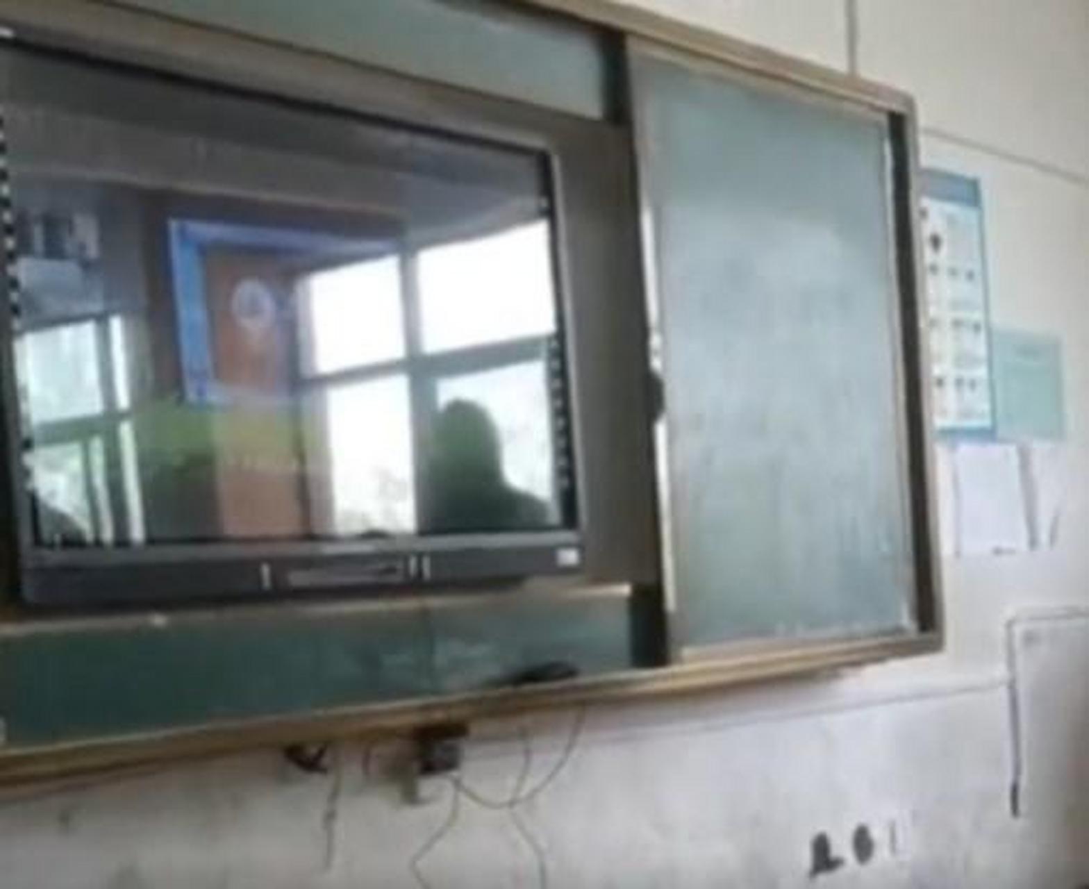 家长开家长会时发现教室内电子屏黑板反光,表示:"整个电子屏幕看不到