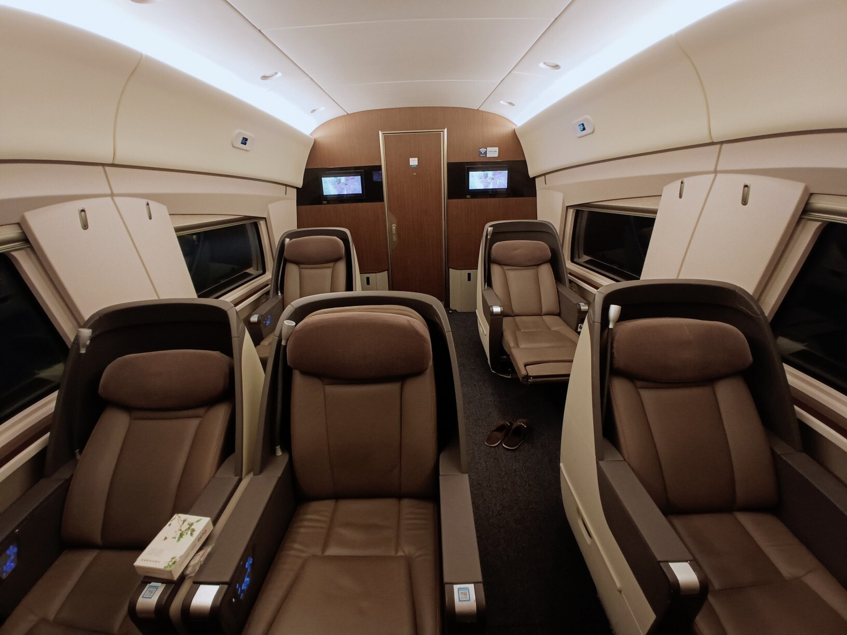 一篇精简的高铁头等舱分享09 	 ·高铁商务舱车厢人特别少,而且一般