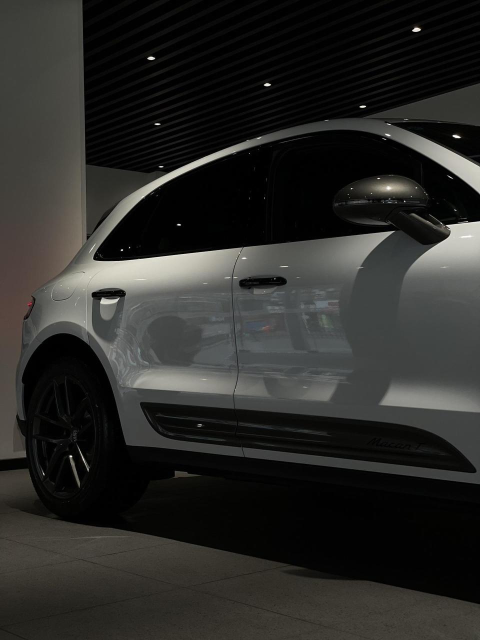 黑色的叫黑武士,这颜色叫什么?保时捷macan