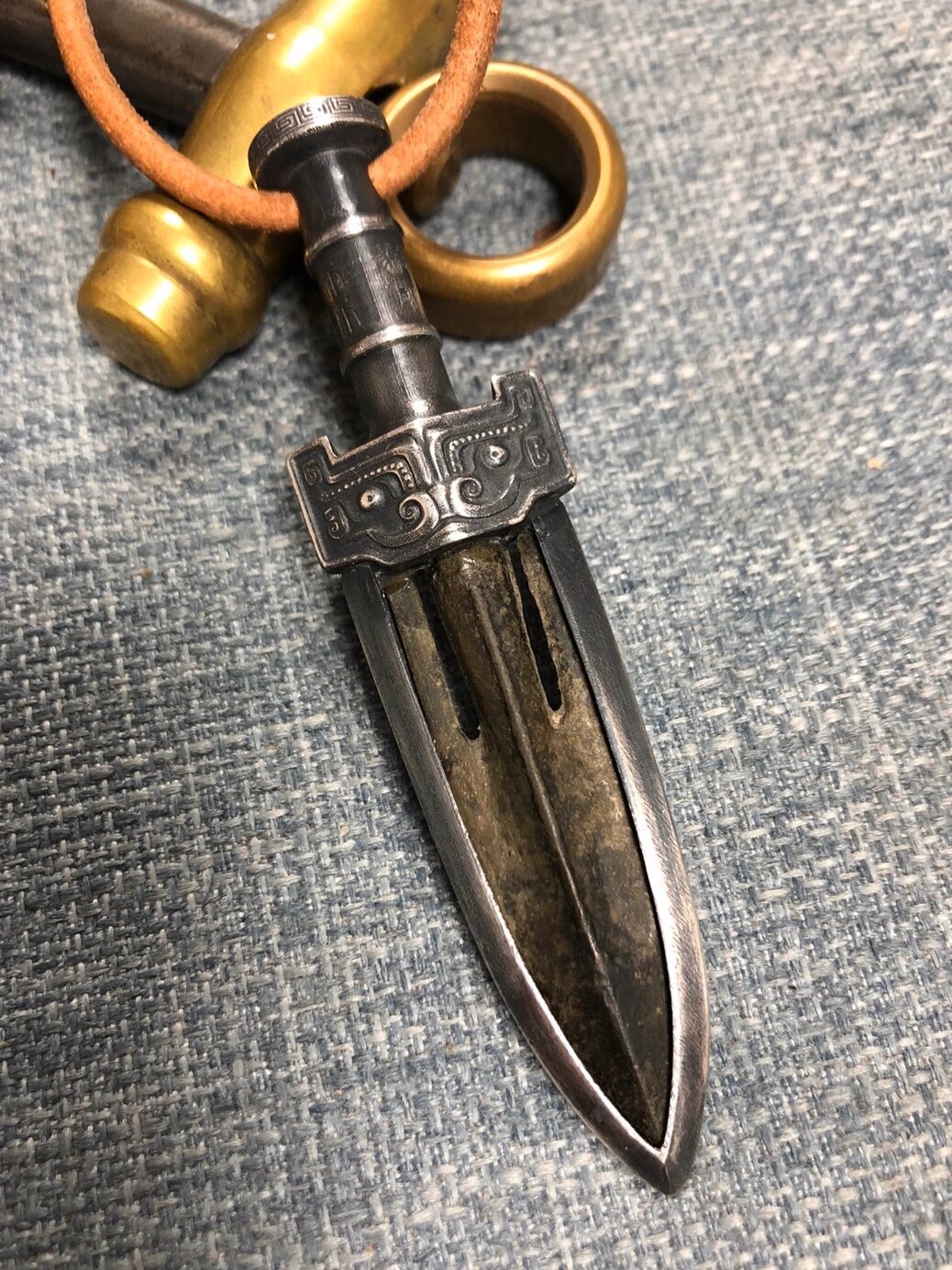 匠心工艺|战汉青铜箭头吊坠 战汉青铜箭头吊坠,双面双翼起脊,完美镶嵌