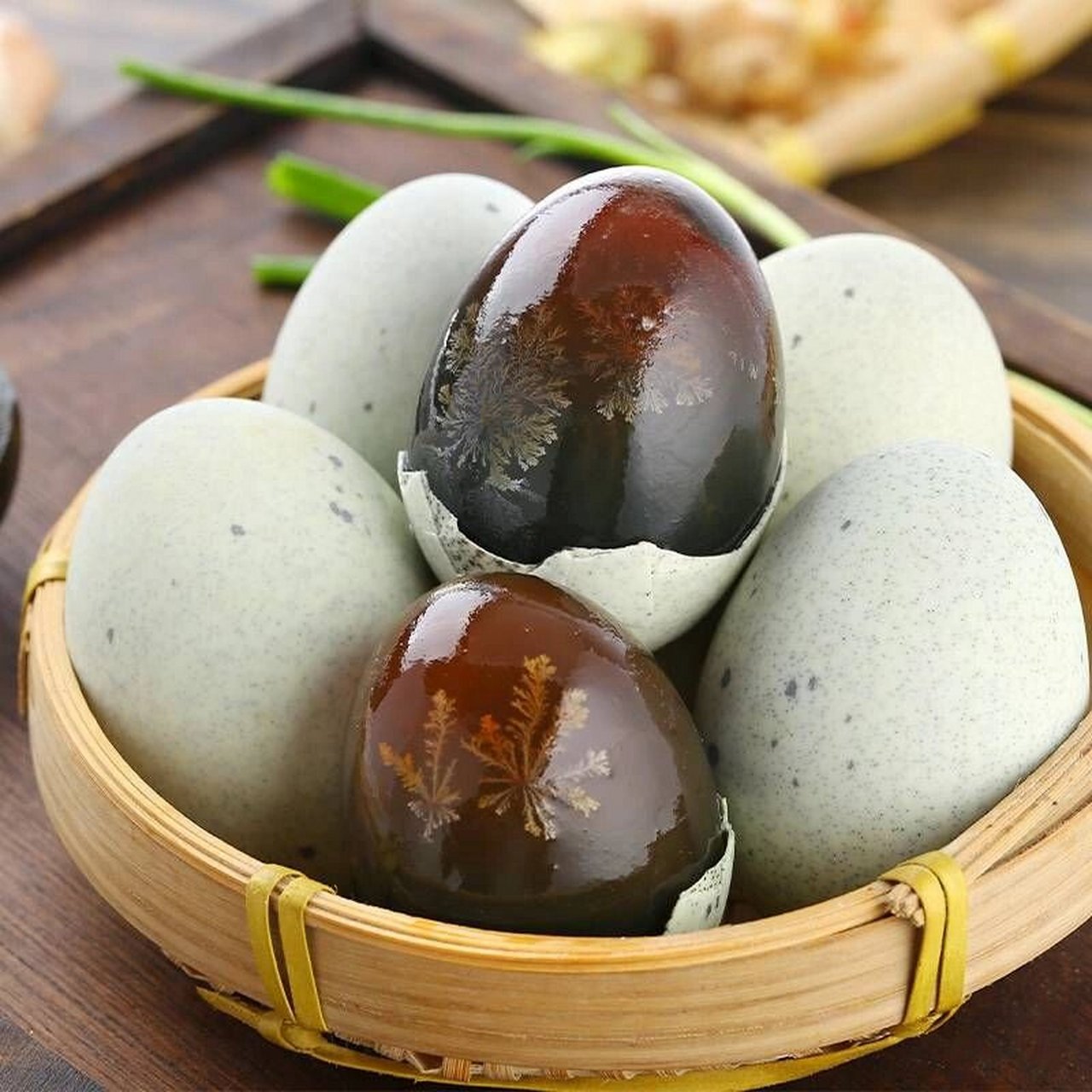 松花蛋是一种中国传统风味蛋制品,一道以新鲜鸭蛋为主要食材制作的