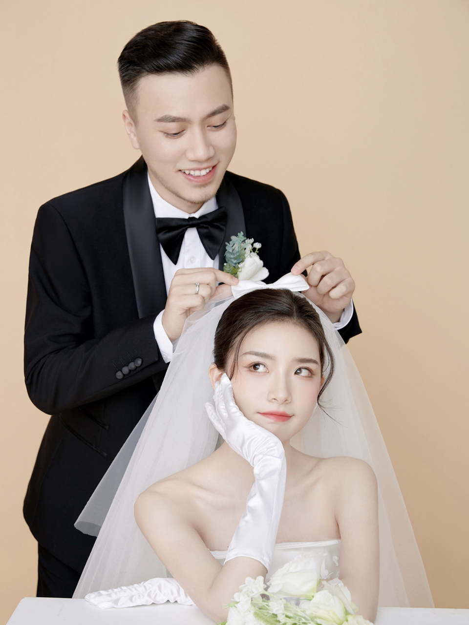奶杏色背景,白色缎面公主裙 蝴蝶结短头纱,仪式感手套95 经典黑白