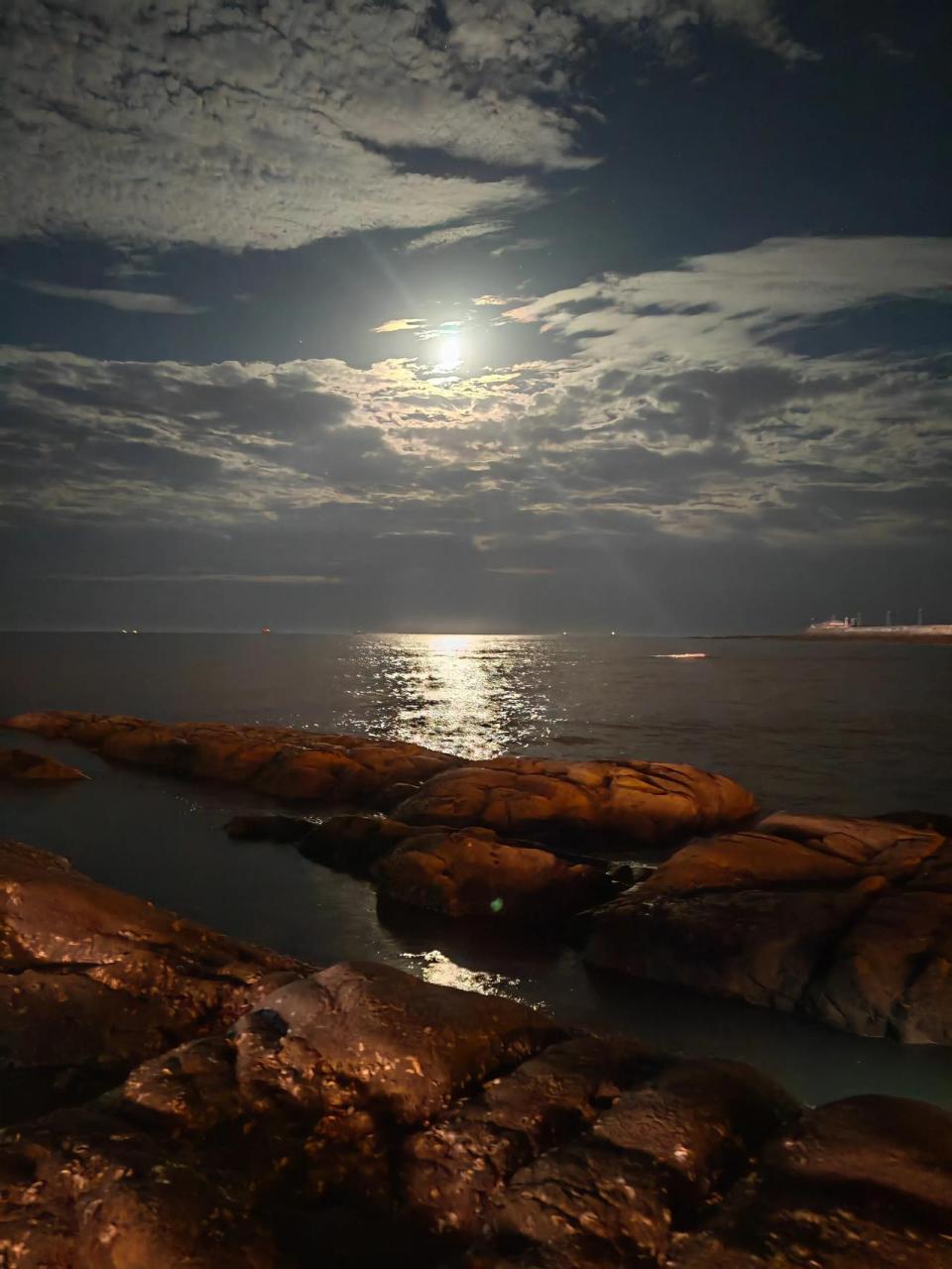 海边的夜景很美