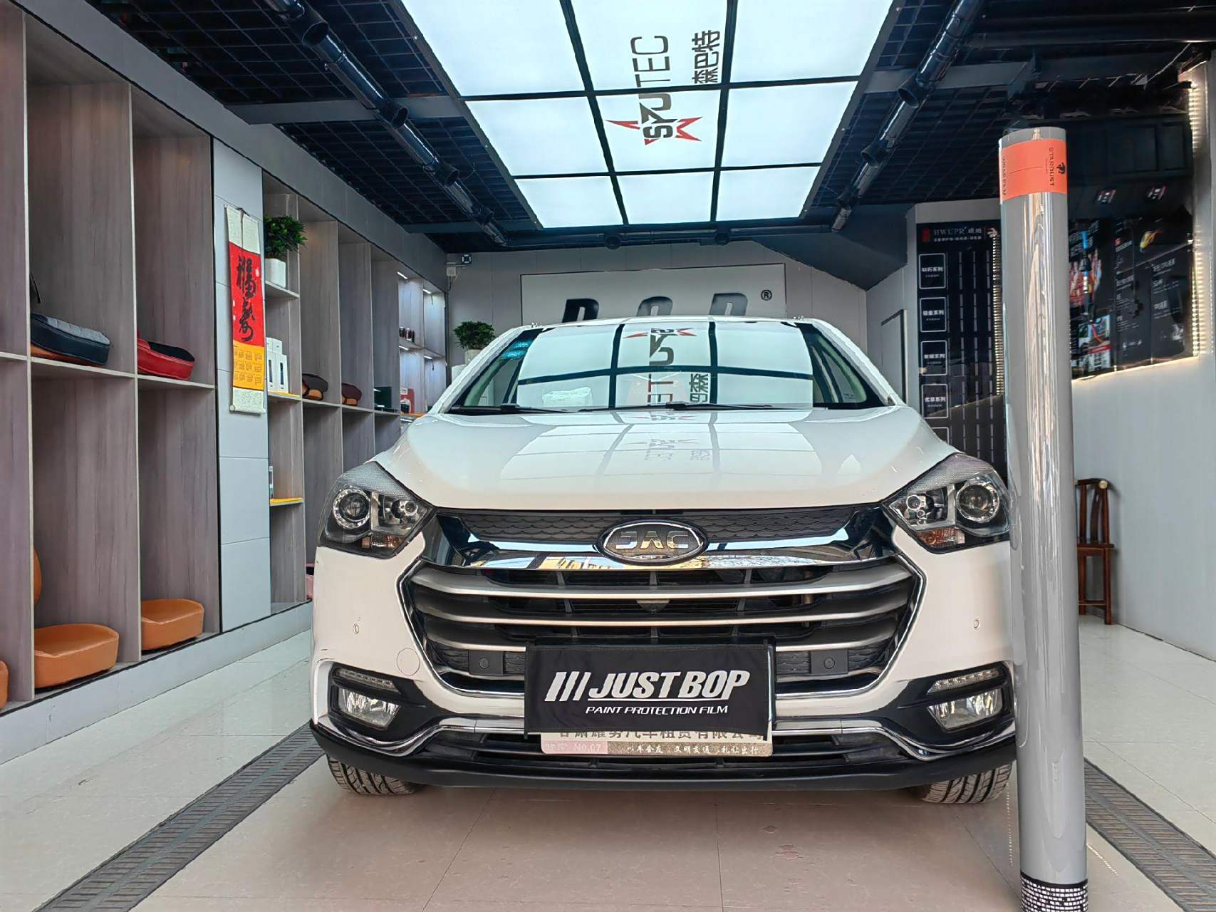 江淮瑞风s2白色车漆改布鲁克林灰施工中03…专业汽车贴膜